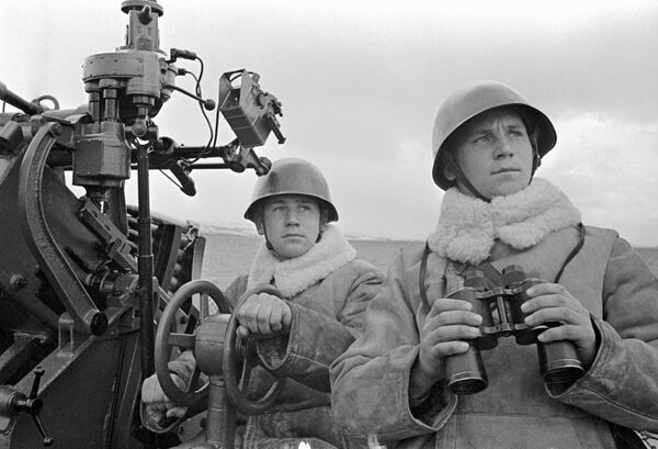 Os dois irmãos artilheiros Dolgov do grupo de patrulha marítima num dos navios da Frota do Norte durante a Segunda Guerra Mundial - Sputnik Brasil