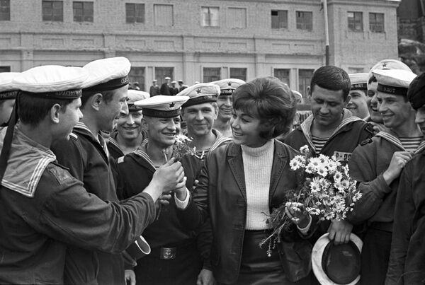 A famosa cantora russa Edita Piekha visita os marinheiros da Frota do Norte - Sputnik Brasil