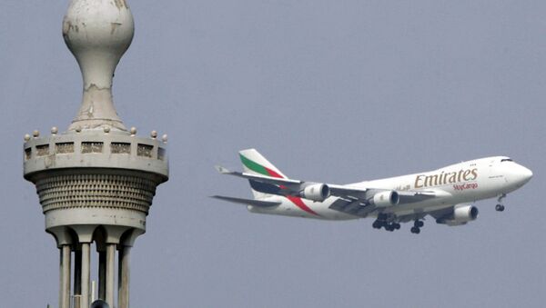 Avião da Emirates aterrando em Dubai - Sputnik Brasil