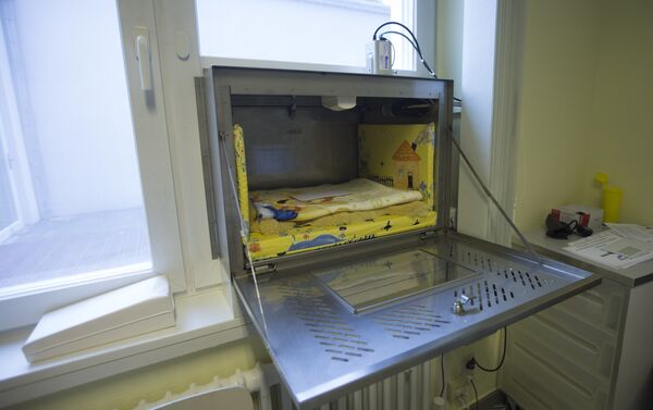 Uma baby box no hospital de Waldfriede, na Alemanha. No país há cerca de 100 lugares onde as crianças recebem mais uma chance de viver, mesmo sem os pais. - Sputnik Brasil