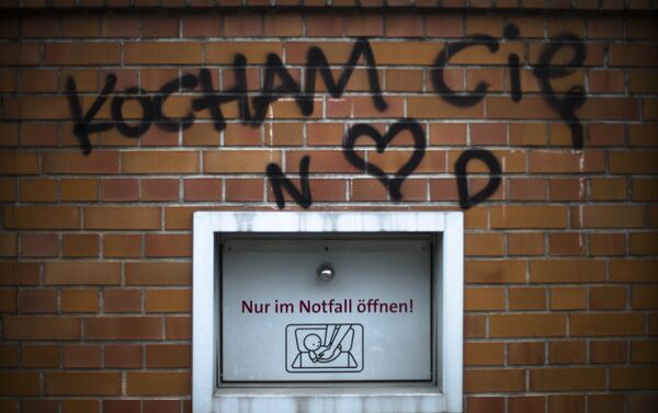 Uma janela da vida na Alemanha (no barirro Neukolln, sudeste de Berlim) com uma inscrição em polaco que diz Eu te amo! - Sputnik Brasil