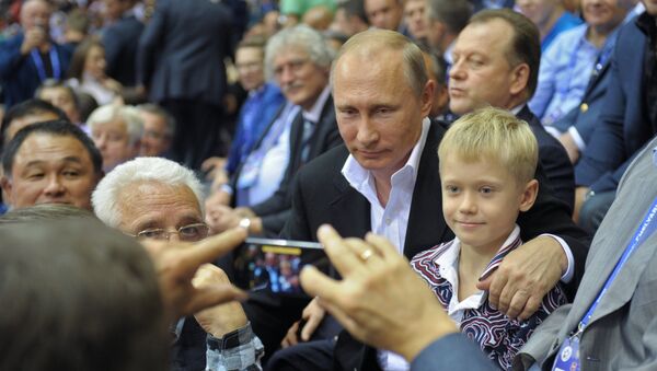 Vladimir Putin é fotografado em companhia de crianças em 31 de agosto de 2014 - Sputnik Brasil