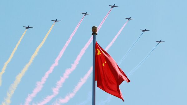Aviação chinesa participa da parada militar em comemoração de 70 aniversário do fim da Segunda Guerra Mundial, Pequim, China, 3 de setembro de 2015 - Sputnik Brasil