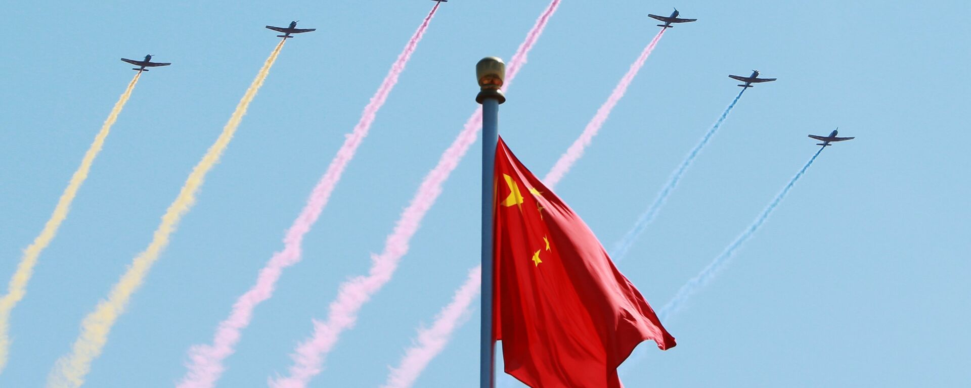 Aviação chinesa participa da parada militar em comemoração de 70 aniversário do fim da Segunda Guerra Mundial, Pequim, China, 3 de setembro de 2015 - Sputnik Brasil, 1920, 11.08.2022