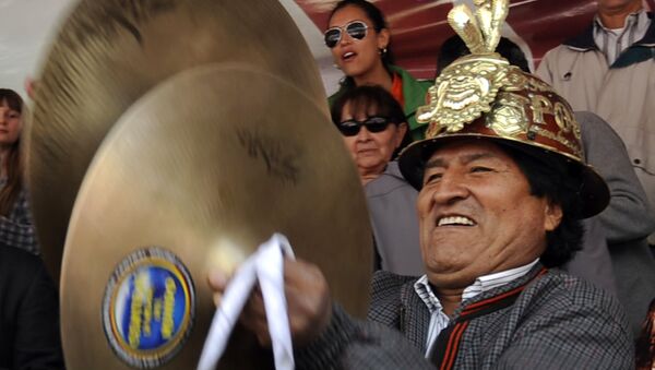 O presidente da Bolívia, Evo Morales, toca címbalos durante carnaval em Oruro, em 6 de fevereiro - Sputnik Brasil