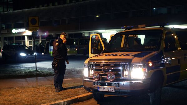 Policial examina cena do crime em Gotemburgo, Suécia - Sputnik Brasil