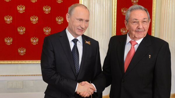 Presidente da Rússia, Vladimir Putin, e o líder cubano, Raul Castro - Sputnik Brasil