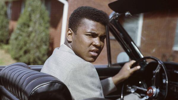Muhammad Ali at wheel of car on April 2, 1963 - Sputnik Brasil