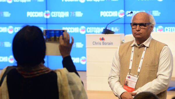 O jornalista indiano Soondhindra Kulkarni é fotografado no primeiro dia do Fórum Internacional da Mídia em Moscou, em 6 de junho de 2016 - Sputnik Brasil