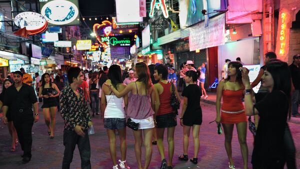 Men and women walk in the red light district in Pattaya, Thailand - Sputnik Brasil