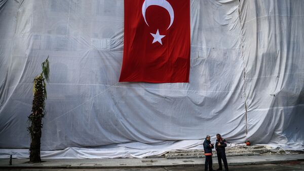 Dois homens em frente do hotel com cobertura branca e bandeira da Turquia um dia depois de explosão em Istambul que resultou em 11 mortes, Istambul, Turquia, 8 de junho de 2016 - Sputnik Brasil
