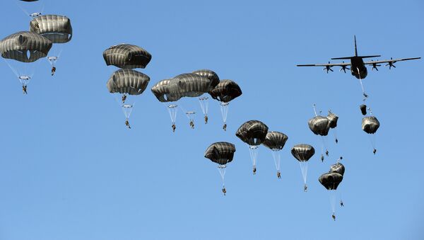 Tropas americanas pousam de paraquedas no campo militar de Torun, perto da Polônia, em 7 de junho de 2016 durante os exercícios militares da OTAN Anakonda-16. - Sputnik Brasil