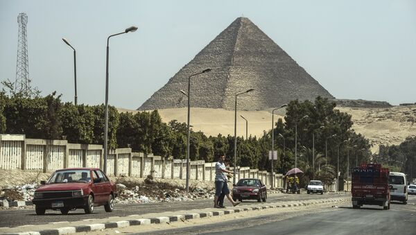 Egípcios atravessar uma estrada em frente à Grande Pirâmide de Quéops - Sputnik Brasil