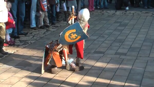 Pequenos cavaleiros cruzam espadas no parque - Sputnik Brasil