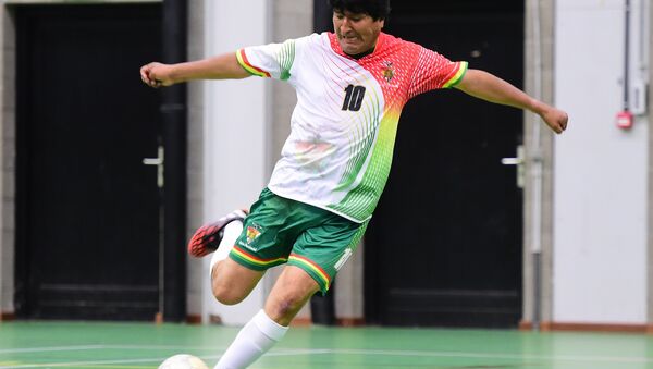 Presidente da Bolívia, Evo Morales, joga futebol de salão - Sputnik Brasil
