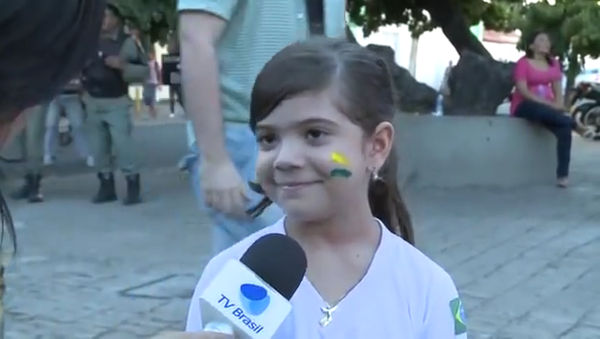 Resposta sincera de uma criança durante manifestação de 15 de março - Sputnik Brasil
