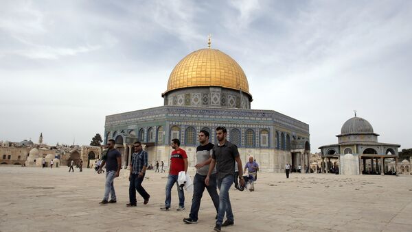 Palestinian men walk past the Dome of the Rock at the Al-Aqsa Mosque compound in Jerusalem before the Friday prayer, on October 23, 2015. - Sputnik Brasil