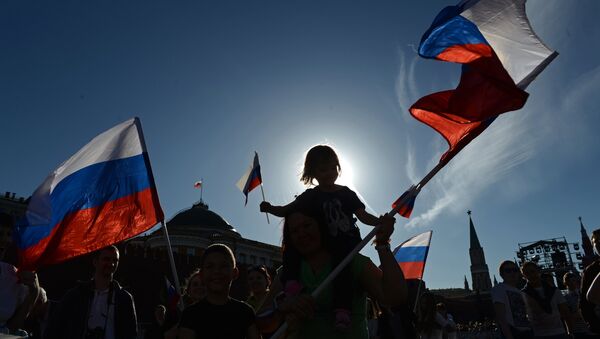 Russos celebram o Dia Nacional da Rússia em Moscou, junho de 2015 - Sputnik Brasil