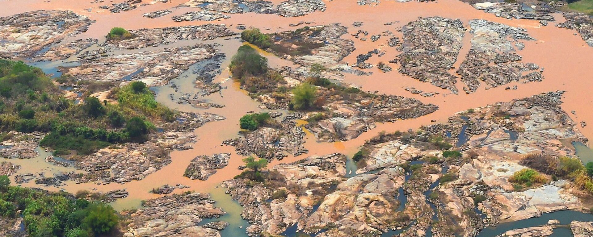 Rio Doce coberto de lama que vazou da barragem  do Fundão, em Mariana - Sputnik Brasil, 1920, 08.07.2022