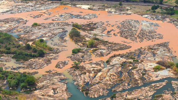 Rio Doce coberto de lama que vazou da barragem  do Fundão, em Mariana - Sputnik Brasil