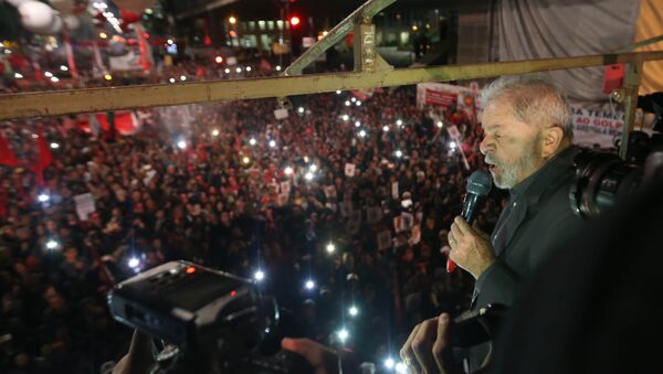 Ex-presidente Lula, durante ato contra o golpe, na Avenida Paulista - Sputnik Brasil