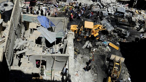 Civis e militares do exército sírio fazem inspeção em local de explosão de carro-bomba, em Damasco, em 11 junho de 2016 - Sputnik Brasil
