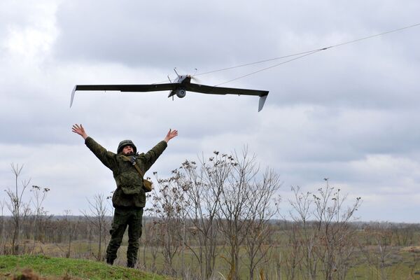 Militares russos testam um drone durante exercícios - Sputnik Brasil