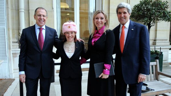 Sergei Lavrov posa ao lado de Jen Psaki (com a ushanka cor-de-rosa),  Maria Zakharova (porta-voz da diplomacia russa) e John Kerry (Secretário de Estado norte-americano) - Sputnik Brasil
