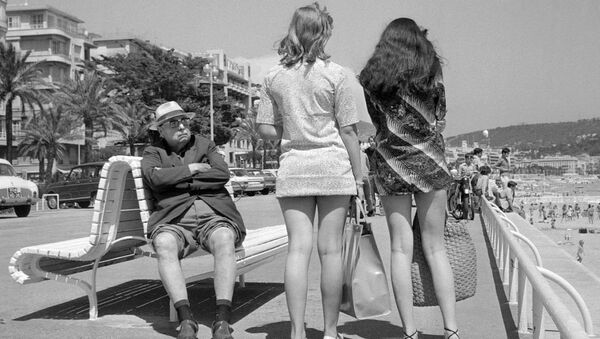 Um velho observa mulheres de saias mini, Nice, França, 1969 - Sputnik Brasil