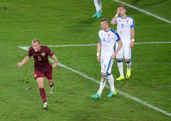 Denis Glushakov comemora após marcar o único gol da seleção russa contra a Eslováquia - Sputnik Brasil