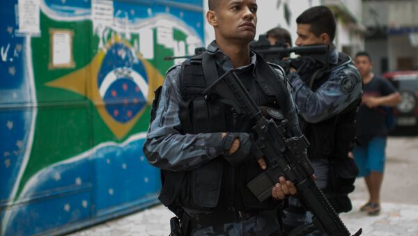 Membro da polícia militar durante patrulha de comunidades de Praia da Ramos e Roquette Pinto, Rio de Janeiro, 1 de abril 2015 - Sputnik Brasil