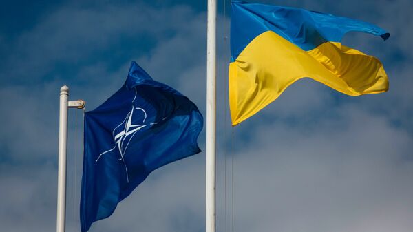 Bandeiras da Ucrânia e da OTAN (foto de arquivo) - Sputnik Brasil