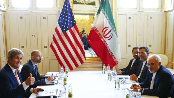 Secretário de Estado norte-americano John Kerry e o ministro das Relações Exteriores do Irã Mohammad Javad Zarif duarnte o encontro bilateral, Viena, Áustria, 17 de maio de 2016 - Sputnik Brasil