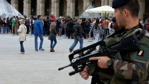 Soldados franceses patrulham movimento de turistas na entrada do Louvre, em Paris - Sputnik Brasil