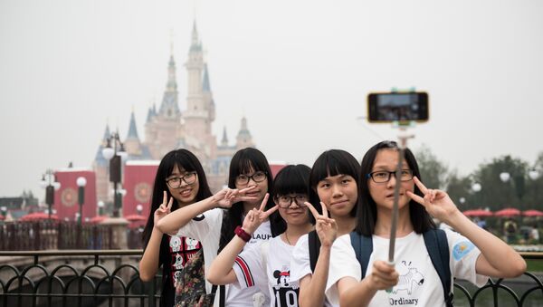 Visitantes no parque da Disney em Xangai - Sputnik Brasil