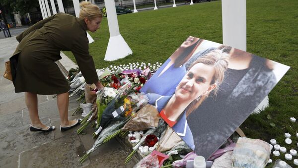 Uma mulher deixa flores ao lado da fotografia de assassinado membro do parlamento laborista Joanne Cox em Parliament Square, Londres, Grã-Bretanha 17 de junho de 2016 - Sputnik Brasil