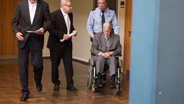 Reinhold Hanning chega ao tribunal na Alemanha em sua cadeira de rodas, acompanhado pelos advogados - Sputnik Brasil