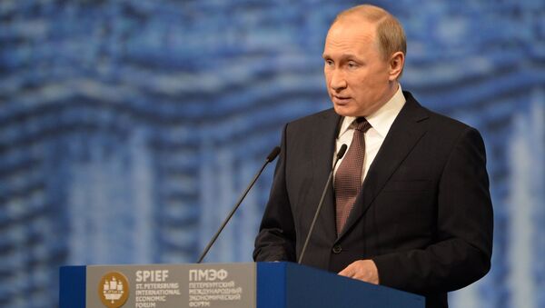 Presidente russo Vladimir Putin faz discurso no Fórum Econômico Internacional de São Petersburgo, Rússia, 17 de junho de 2016 - Sputnik Brasil