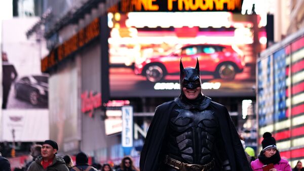 Batman, sorri enquanto espera os clientes em Times Square, Nova York em 27 de fevereiro de 2015 - Sputnik Brasil