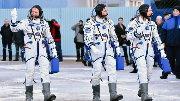 O astronauta americano Timothy Kopra, o britânico Timothy Peake e o cosmonauta russo Yuri Malenchenko no cosmódromo Baikonur. Foto de arquivo - 15 de dezembro, 2015 - Sputnik Brasil