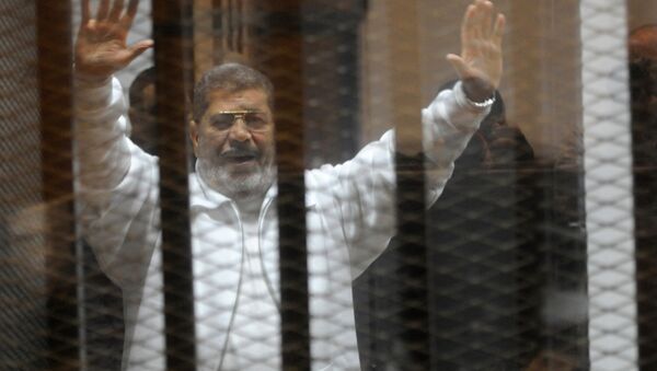 Presidente derrubado islamistas Mohamed Morsi durante o julgamento na academia de polícia no Cairo em 08 de janeiro de 2015. - Sputnik Brasil
