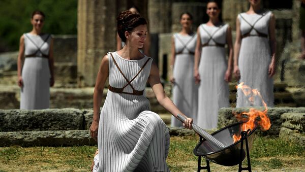 Atriz Katerina Lechou acende a chama olímpica no Templo de Hera em 21 de abril de 2016 durante a cerimônia de acendimento da chama olímpica na antiga Olympia - Sputnik Brasil