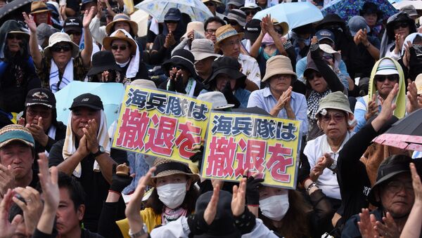 Japoneses protestam contra presença militar americana em Okinawa, 19 de junho - Sputnik Brasil