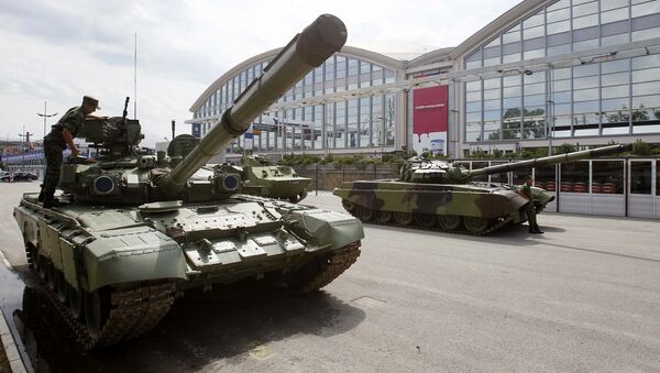 Soldado sérvio está inspeciona um tanque de combate M-84, em Belgrado, em 18 de junho, 2011 - Sputnik Brasil