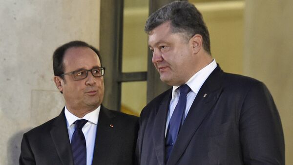El presidente ucraniano, Petró Poroshenko, con su homólogo frances, Francois Hollande - Sputnik Brasil