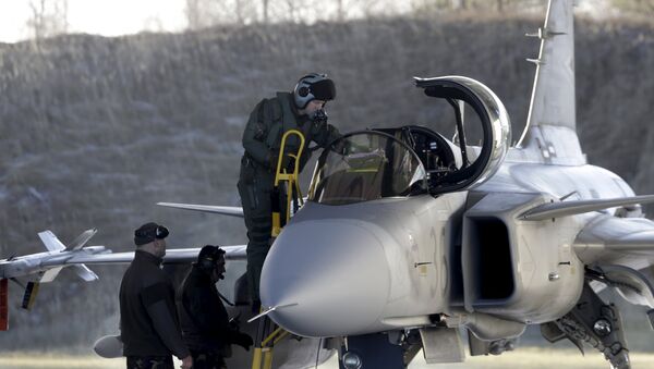 Piloto da força aérea da Hungria entra em um caça Gripen JAS-39 - Sputnik Brasil