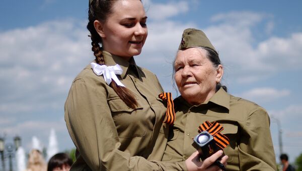 Menina dança com veterana de guerra na festa em comemoração dos 71 anos da Vitória na Grande Guerra Patriótica, Moscou, Rússia, 9 de maio de 2016 - Sputnik Brasil
