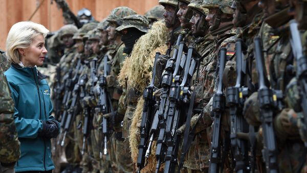 German Minister of Defense Ursula von der Leyen (C) posing with mountain infantry soldiers of the mountain infantry brigade 23 after she watched an exercise near the Bavarian village Bad Reichenhall, southern Germany, on March 23, 2016 - Sputnik Brasil