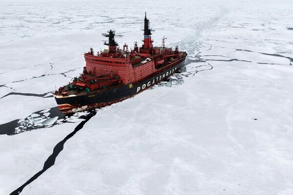 O quebra-gelo nuclear Yamal durante as pesquisas no Mar de Kara, que fizeram parte da maior expedição mundial ao Ártico, em 2015, - Sputnik Brasil