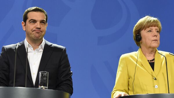 O premier da Grécia, Alexis Tsipras, com a chanceler alemã, Angela Merkel, em Berlim - Sputnik Brasil